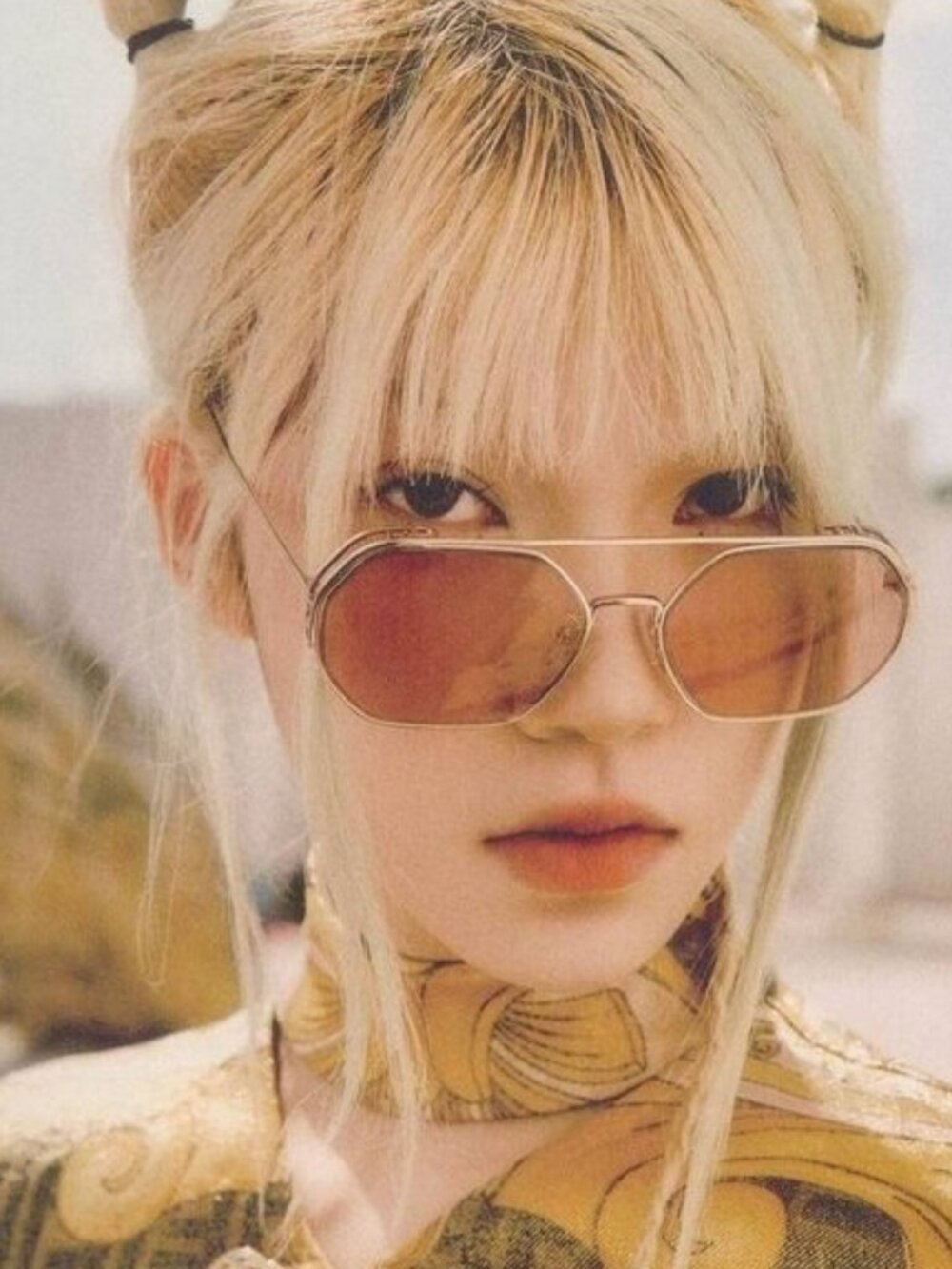 Fendi FE40039U 10L Sunglasses Gold Geometric Frame, Yellow Mirror Lenses